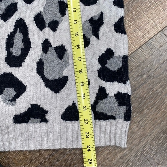 Entro Leopard Sweater Women’s Medium - Picture 8 of 8